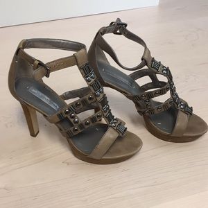 Bcbg max azria designer 4” heels taupe